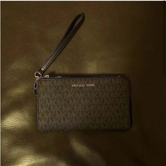 LEATHER TRAVEL WRISTLET - Picture 1 of 4